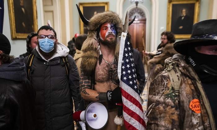jake-angeli-lobo-yellowstone-protestas-capitolio-efe.jpg