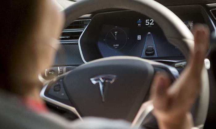 autopilot-tesla-volante-2.jpg