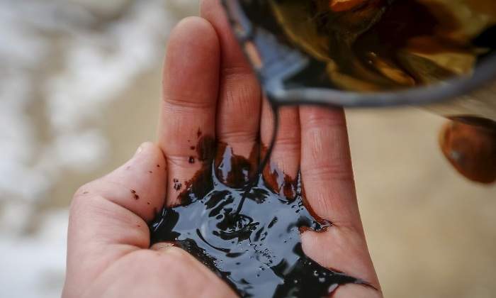 petroleo-mano.jpg