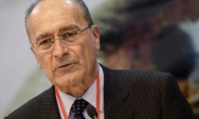alcalde-malaga-hablar-bajito-ducharse-rapidito.jpg