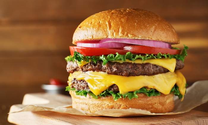 770-420-hamburguesa-cheeseburguer-queso-dreamstime.jpg