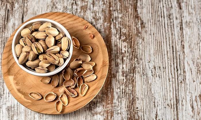 Un-punado-de-pistachos-sobre-una-mesa-iStock.jpg