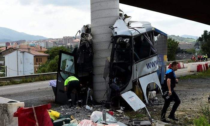 autobus-aviles-estrellado-puente.jpg