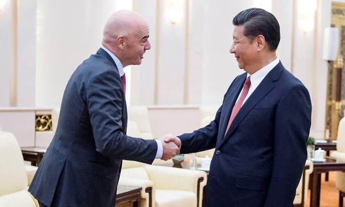 infantino-xijinping-saludo-2017-reuters.jpg