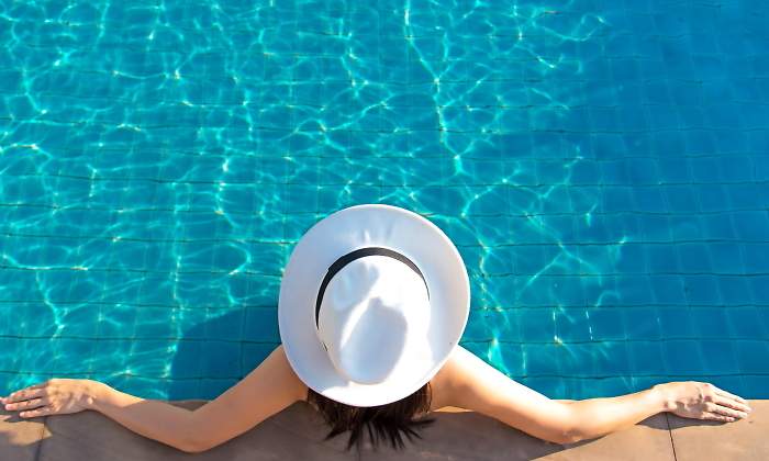piscina-mujer-sombrero-recurso-dreamstime.jpg