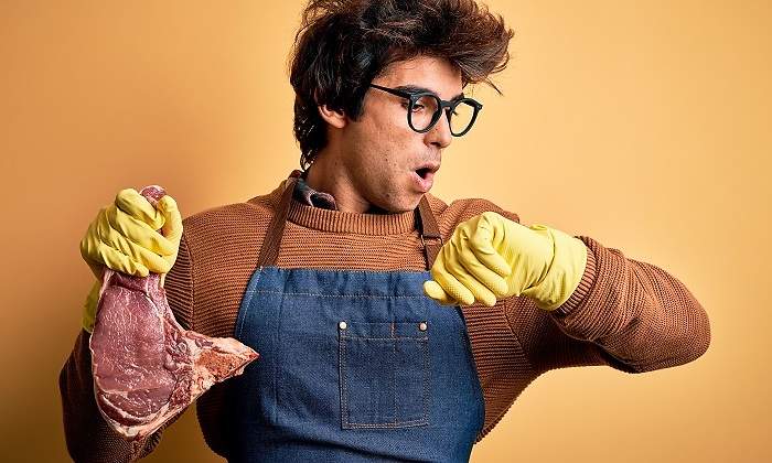 Hombre-sorprendido-con-una-chuleta-en-la-mano-iStock.jpg
