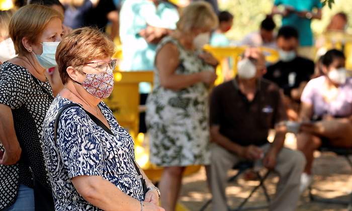 coronavirus-abuelas-parque-sol-reuters.jpg