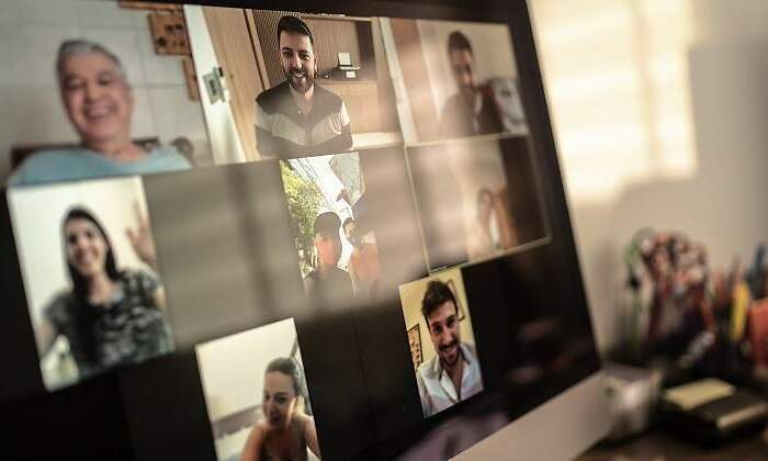 Un-grupo-de-personas-reunidas-a-traves-de-una-videollamada-iStock.jpg