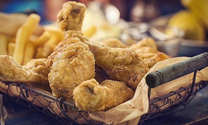 Alas-de-pollo-fritas--puestas-en-un-recipiente-iStock.jpg