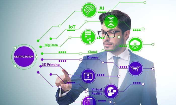 Un hombre con un diagrama de las diferentes tecnologas de la transformacin digital