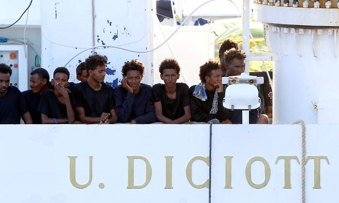 inmigrantes-esperan-diciotti-catania-reuters.jpg