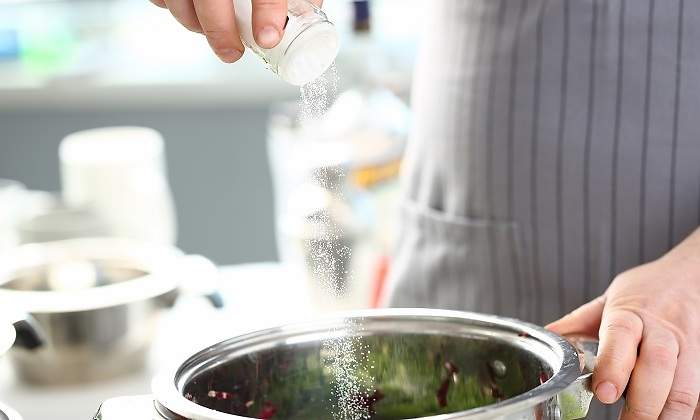 Persona-salando-la-comida-iStock.jpg