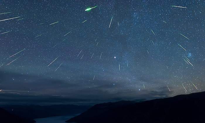 Cielo-estrellado-con-lluvia-de-estrellas-iStock.jpg