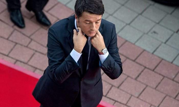 Renzi-dimision-manos-cuello.jpg