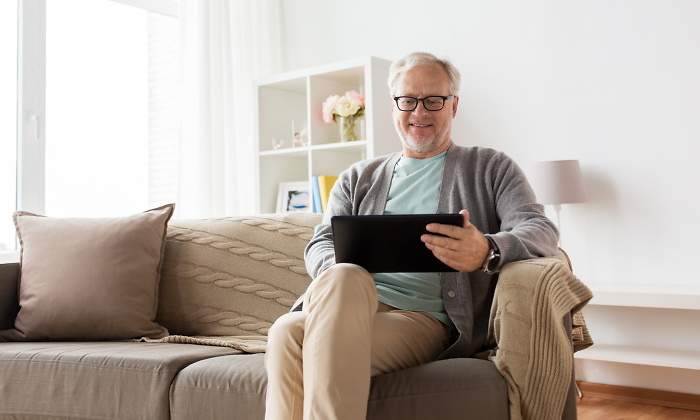pensionista-tablet-consulta-dreamstime.jpg