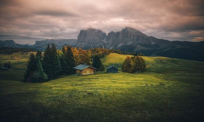 Una-casa-amarilla-sola-en-medio-de-un-gran-valle-iStock.jpg