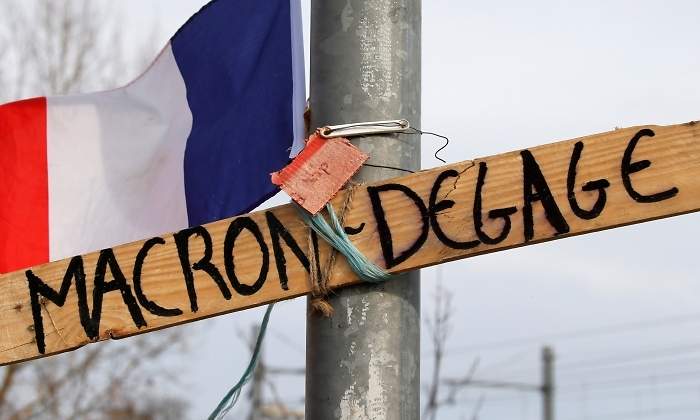 cartel-macron-chalecos-amarillos-reuters.jpg