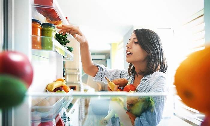 Mujer-cogiendo-alimentos-de-la-nevera-iStock.jpg
