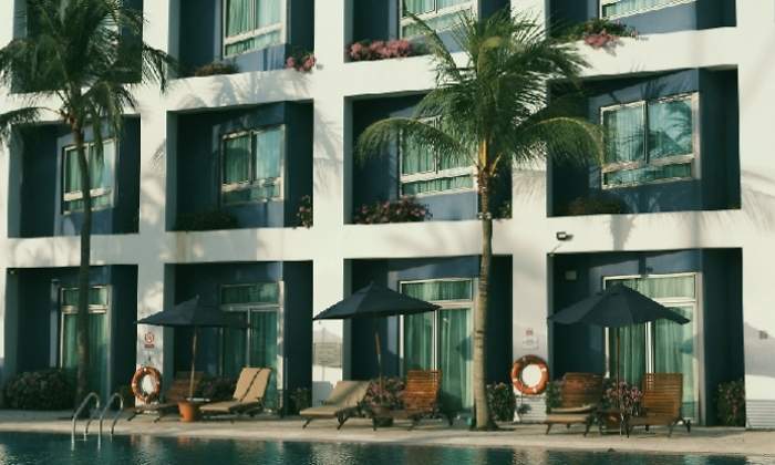 hotel-piscina-sombrilla-turismo-urbanitae.jpg