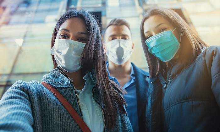 Grupo-de-amigos-con-mascarilla-iStock.jpg