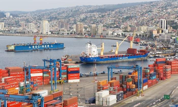 Vista del puerto martimo y la zona residencial de Valparaso Chile