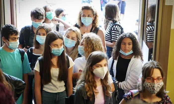 jovenes-con-mascarilla-a-la-entrada-del-colegio.jpg
