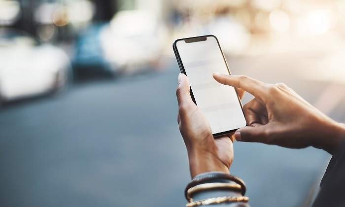 Movil-aplicacion-calle-manos-iStock.jpg