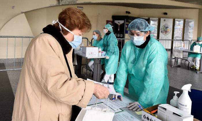 coronavirus-mascarillas-senoras-reuters.jpg