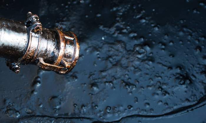 petroleo-derramado-suelo.jpg