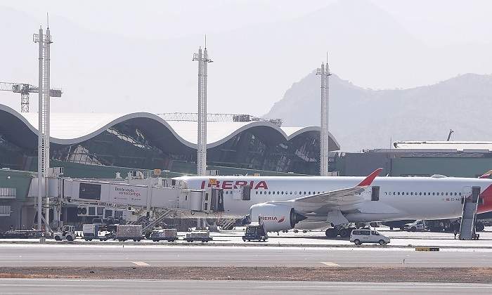 Fotografa de un avin de la compaa espaola Iberia que aterriz procedente de Madrid este mircoles en el aeropuerto Arturo Merino Bentez en Santiago Chile