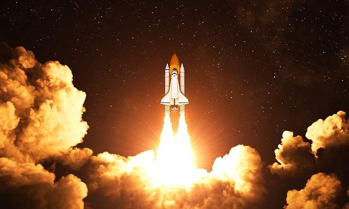 Nave-espacial-volando-hacia-el-espacio-iStock.jpg