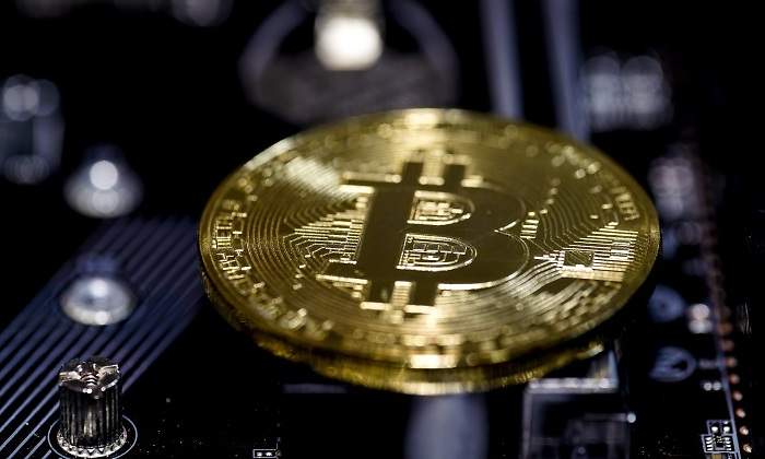 bitcoin-divisas-tarjetas.jpg