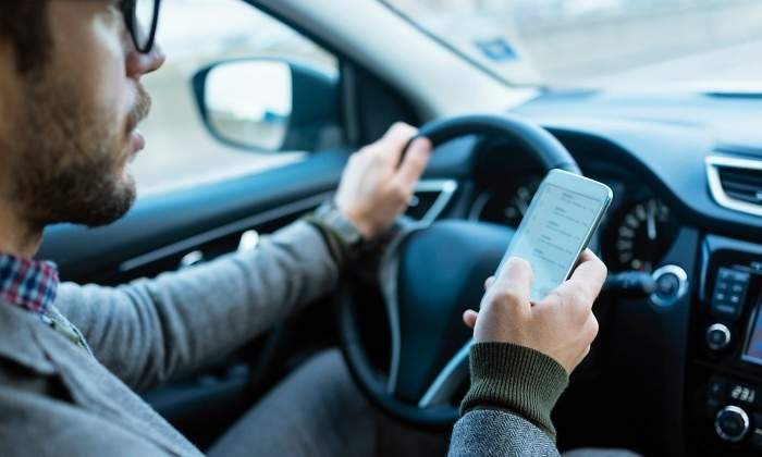 conductor-telefono-movil-coche-multa-iStock-513052558.jpg
