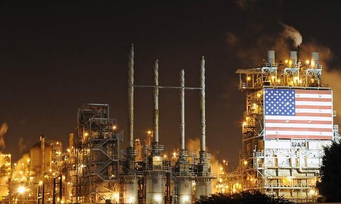 refineria-bandera-noche.jpg