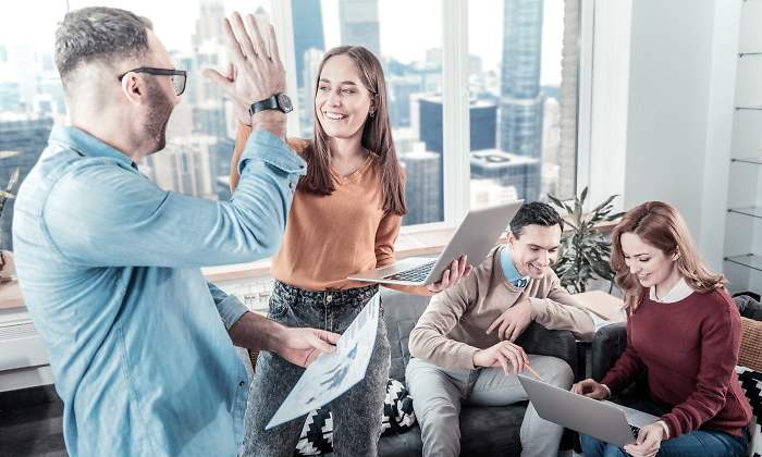 trabajadores-felices-inteligencia-emocional-dreamstime.jpg