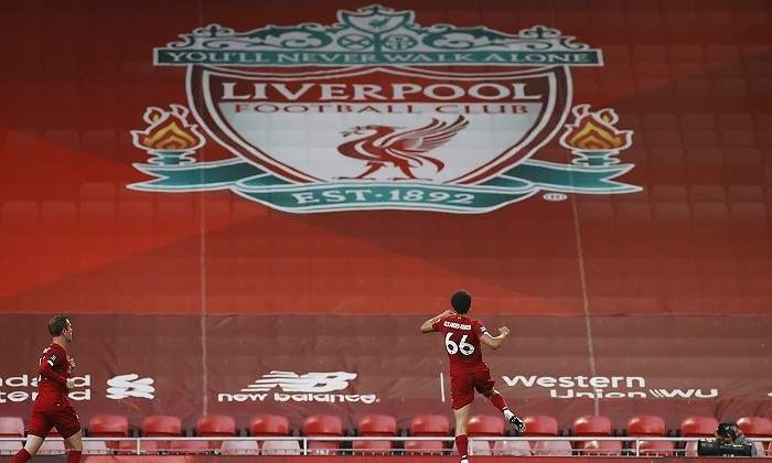 alexander-arnold-celebra-anfiled-vacio-escudo-liverpool-reuters.jpg