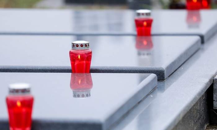 velas-cementerio-lapidas-cordonpress.jpg
