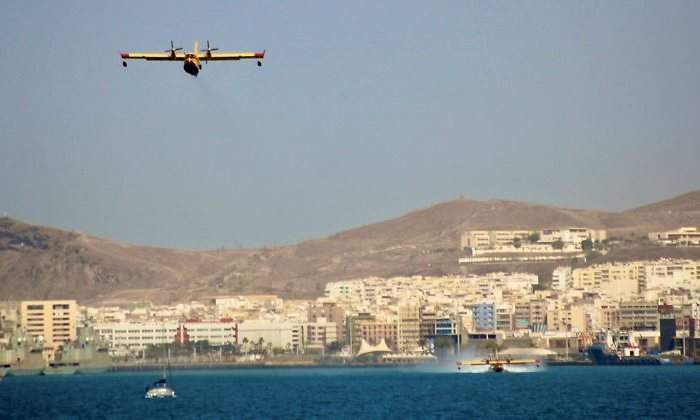 Un hidravin se une a las tareas de extincin de los incendios en Canarias