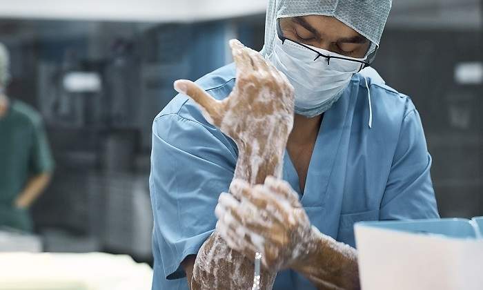 Enfermero-con-mascarilla-lavandose-las-manos-iStock.jpg