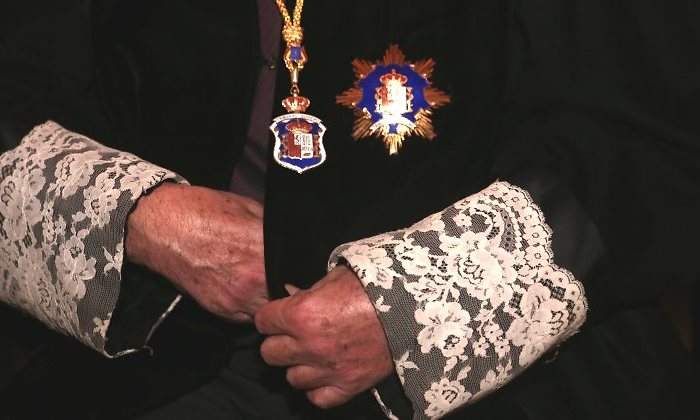 manos-toga-juez.jpg