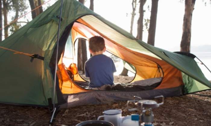 camping-tienda-nino-getty.jpg