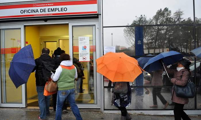 desempleo-oficina-paraguas.jpg