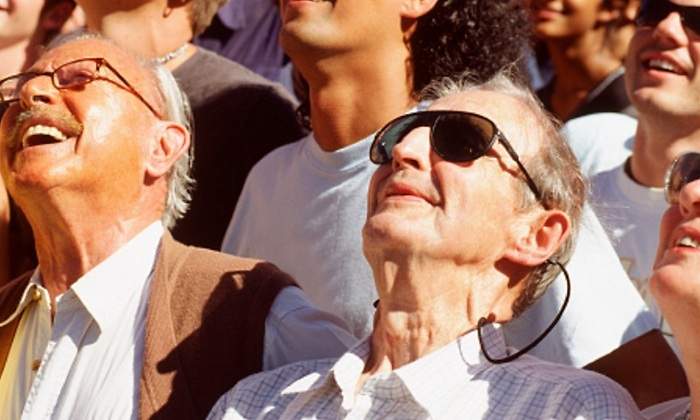 ancianos-miran-cielo.jpg