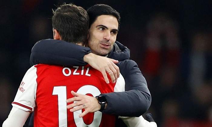 arteta-ozil-abrazo-arsenal-united-2020-reuters.jpg