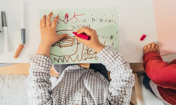 Nino-dibujando-en-un-folio-iStock.jpg