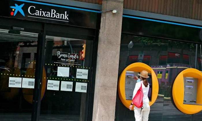 caixabank-mujer-cajero-770x420.jpg