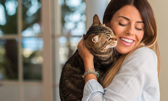 Mujera-sujetando-a-un-gato-iStock.jpg
