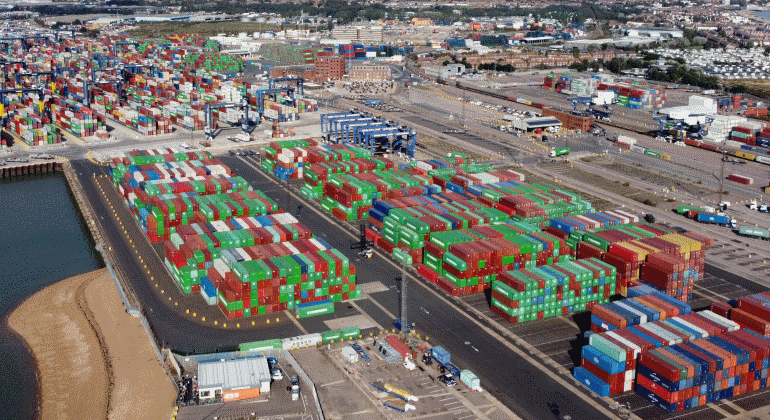 Vista de los contenedores apilados en el puerto de Felixstowe, Reino Unido. Reuters