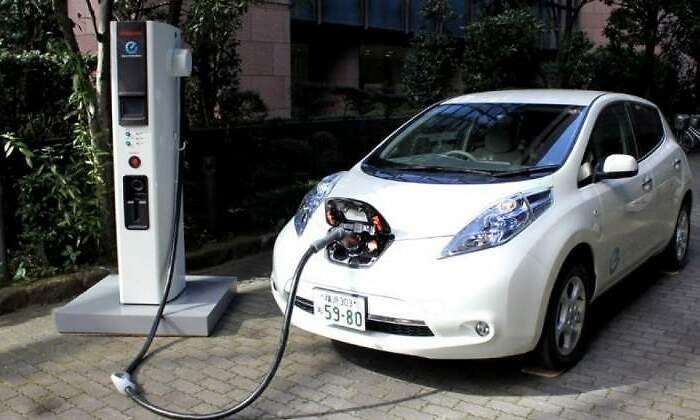 coche-electrico-recargando.jpg