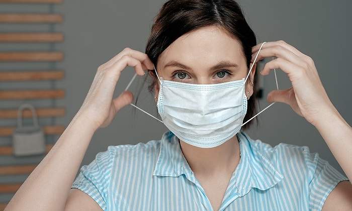 Mujer-colocandose-mascarilla-iStock.jpg
